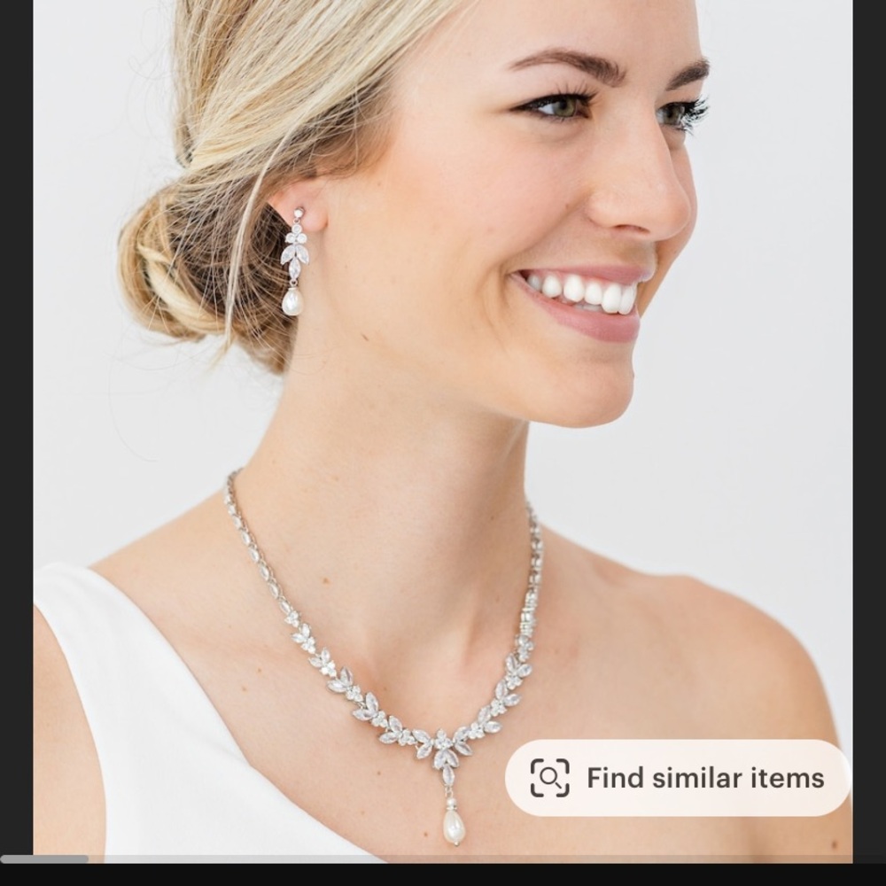 Bridal jewelry set. Includes earrings, necklace and bracelet.